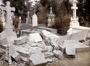 Beschadigde graven op de noordelijke begraafplaats, Reims, Marne, Frankrijk, 1917